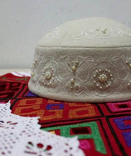 Женская тюбетейка из сукна расшита бусинами и бисером Женская тюбетейка из сукна расшита бусинами и бисером