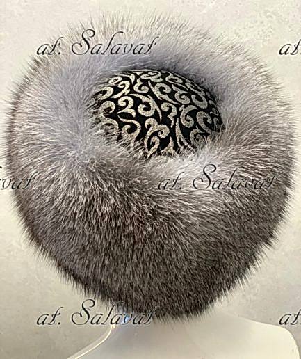 Женская шапка из чернобурой лисы (фрост) «Неркес» Женская шапка из чернобурой лисы (фрост) «Неркес»