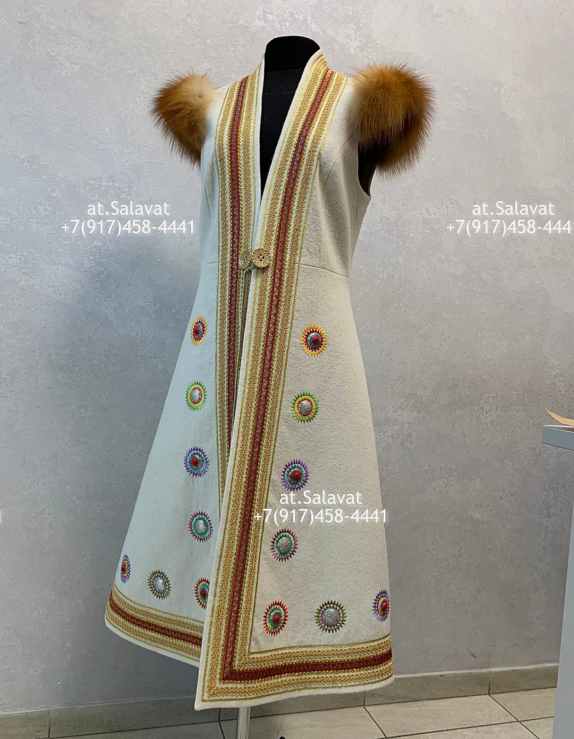 Женский елян с орнаментом из белого английского сукна Женский елян с орнаментом из белого английского сукна