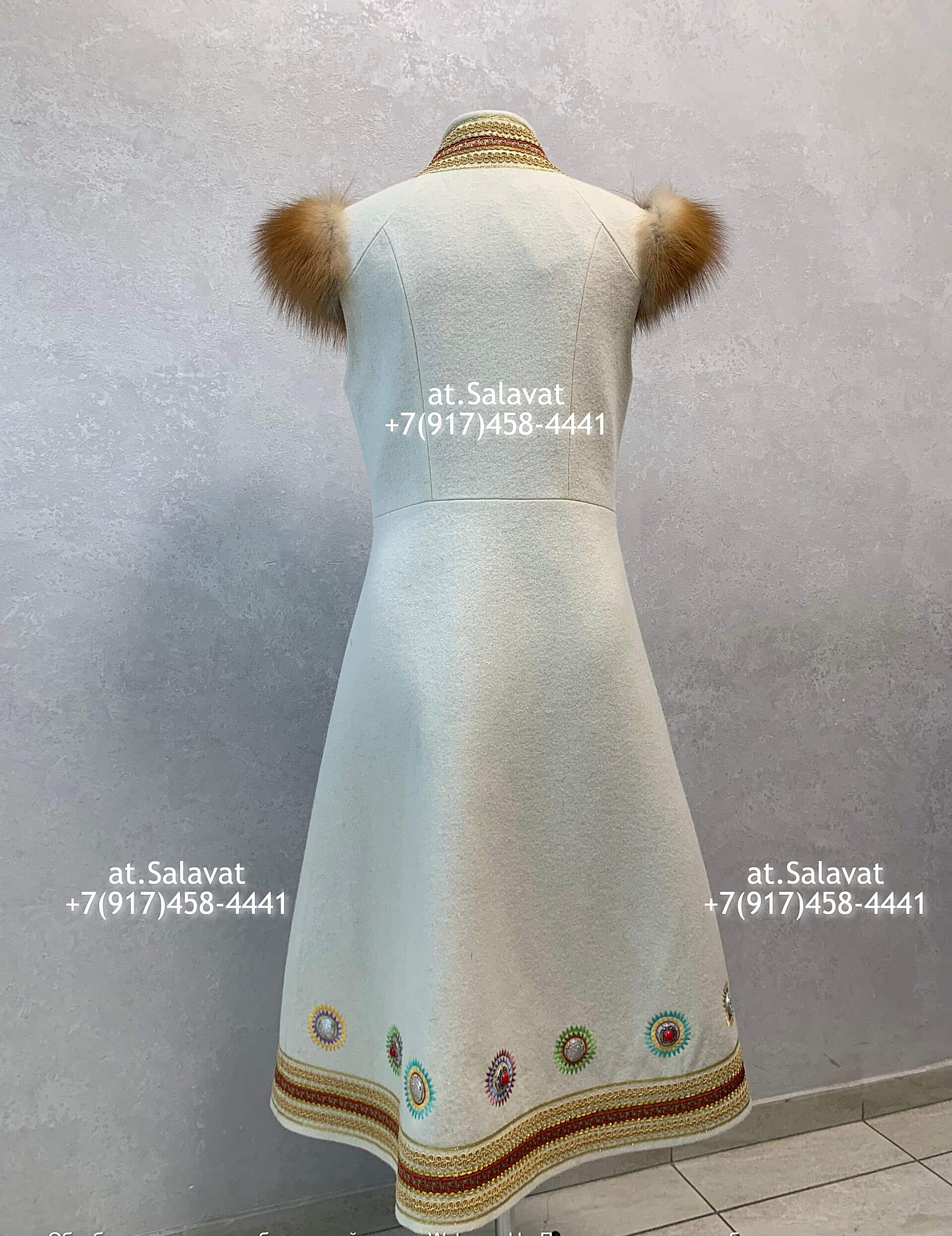 Женский елян с орнаментом из белого английского сукна Женский елян с орнаментом из белого английского сукна