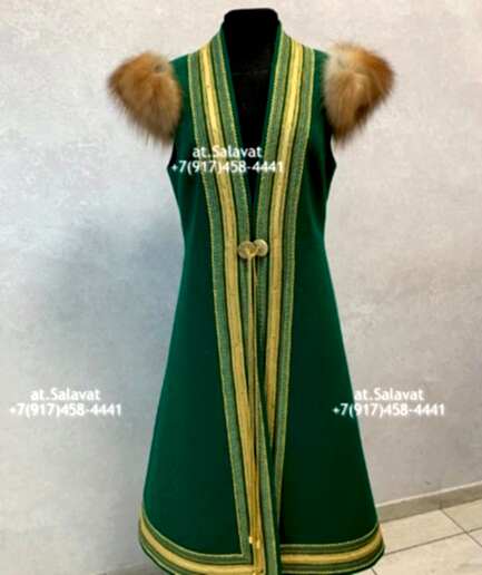 Женский елян с орнаментом из белого английского сукна Женский елян из зеленого английского сукна