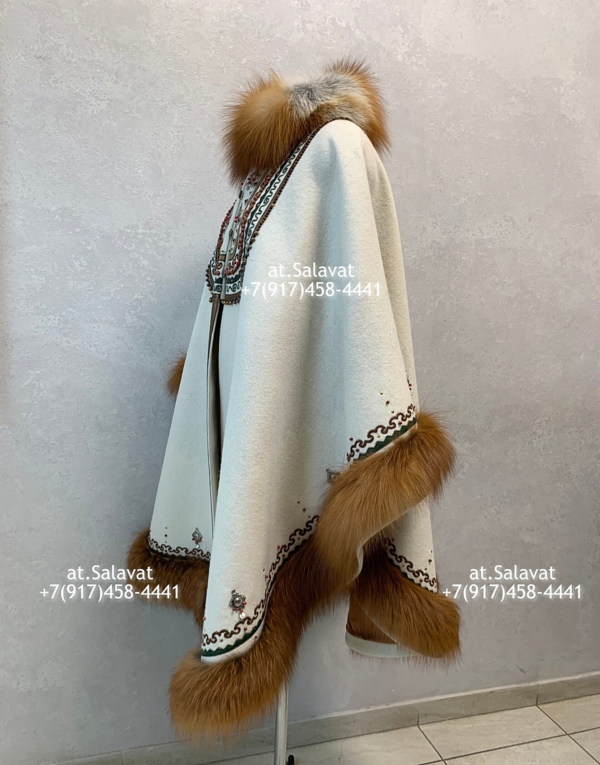 Женский елян с орнаментом из белого английского сукна Женский елян с орнаментом из белого английского сукна